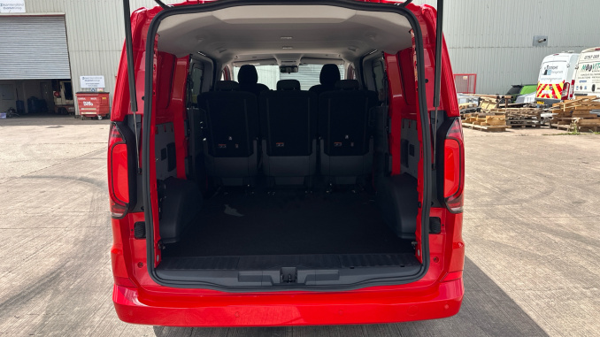 Volkswagen Transporter T32 Swb Diesel 2.0 TDI 170 Commerce Pro Kombi Van Auto [5 Plus] - Image 18